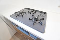 複数の調理を一度に行うことができる3口コンロ。効率よくお料理が出来ます。毎日のお料理も楽しくなりますね＾＾
