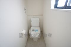 1階2階の2ヶ所にトイレがありますので、忙しい朝にも家族に気を使わず、ゆとりが生まれますね＾＾ 小窓付きで換気する時に便利です＾＾