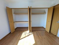 寝室にはハンガーパイプ付きのダブルクローゼットが設けられています。たっぷり収納できるので衣替えの心配もいりませんね＾＾ その他全居室収納付き＾＾ 