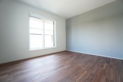 8.7帖。主寝室としてお使いいただけそうなこちらのお部屋は、日当たりが良く、爽やかな風を感じて起きる朝は、快適生活の始まりに。