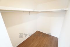 洋室にはハンガーパイプ付きのウォークインクローゼットが設けられています。たっぷり収納できるので衣替えの心配もいりませんね＾＾