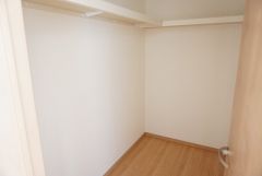 同仕様写真。収納力豊富なウォークインクローゼット。洋服や小物などを1箇所にまとめて美しい収納を実現します。スーツケースのような大型の荷物も置けます＾＾