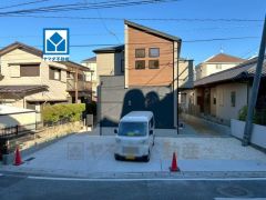 シンプルでいつまでも飽きのこないデザインが周囲の環境に調和し、どんなご家族にもフィットするデザインです。