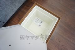 キッチンには床下収納を設けています。生活スペースを減らさず、キッチン用品や非常食など様々なものを収納できます。