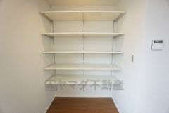 キッチン横には、高さも幅もしっかりした大容量のパントリーが付いています＾＾食料品はもちろん、長期保存ができるもの、調理器具、防災グッズを入れておくのもいいですね。