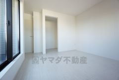 8.2帖。主寝室としてお使いいただけそうなこちらのお部屋は、日当たりが良く、爽やかな風を感じて起きる朝は、快適生活の始まりに。 