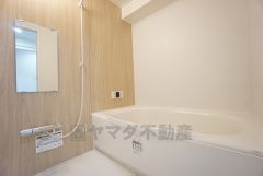 1日の疲れを癒すくつろぎのバスルーム。足を伸ばしてもゆったりと入れるサイズです。お子様と一緒にお風呂に入っても狭くないですね＾＾