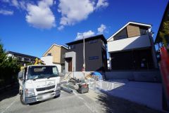 前面道路は西側約6.0ｍの公道に面しています。サニー宝町店・マツモトキヨシ(車5分/1.1km)