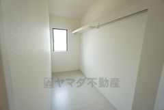 寝室にはハンガーパイプ付きのウォークインクローゼットが設けられています。たっぷり収納できるので衣替えの心配もいりませんね＾＾ 