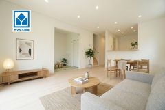 家具はイメージです。リビングは広々とした設計で、家族が集い、寛ぐ暮らしの空間を演出しています。