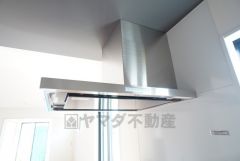 コンロ上には換気扇完備＾＾すぐ横に小窓が設けられているので、換気扇と合わせてWで換気できます＾＾