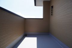 広々としたバルコニー。 天気のいい日にはお布団もまとめて干せそうですね＾＾