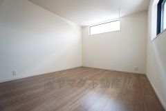 7.74帖。1階洋室。主寝室としてお使いいただけそうなこちらのお部屋は、日当たりが良く、爽やかな風を感じて起きる朝は、快適生活の始まりに。 