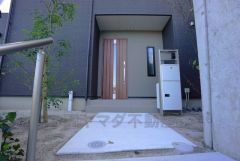 ブラウントーンの玄関扉が外壁とマッチングしていてかっこいいですね＾＾