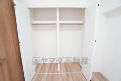 中央仕切り＆2本のハンガーパイプを備えた大容量クローゼット。季節物と普段使いを賢く分けられ、整理整頓もスムーズです＾＾