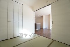 リビング横の和室は、お子さまの遊び場やお昼寝スペースに＾＾目が届きやすく、安心して過ごせますね＾＾