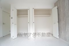 寝室にはハンガーパイプ付きのダブルクローゼットが設けられています。たっぷり収納できるので衣替えの心配もいりませんね＾＾