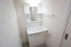 三面鏡裏収納付き洗面化粧台です＾＾ 歯磨きセットやスキンケア用品などの収納に便利ですね。