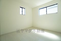 5.2帖。2面採光を確保した明るい室内は、風通しも良く、大変居心地の良い空間となっております。日当たりがよく、子供部屋としての利用もおすすめ。