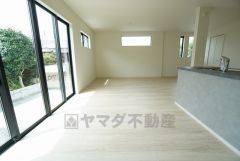 窓から光が差し込む明るいダイニングです＾＾