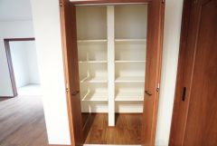 キッチン横のパントリーは、食材やストック品の収納に便利。まとめ買いにも対応できる頼れる収納スペースです＾＾