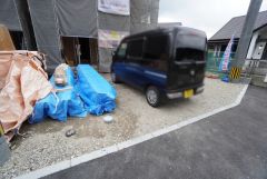 駐車スペースは並列2台分を確保。マイカー用に、お客さま用に、余裕を持ってご利用いただけます。