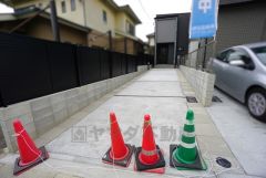 駐車スペースはゆとりある縦列2台分を確保。マイカー用に、お客さま用に、余裕を持ってご利用いただけます。