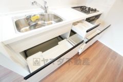 白を基調としたキッチン。