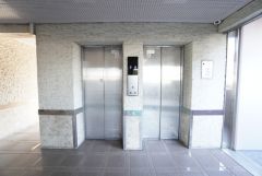 エレベーターは2台完備しています。重い荷物やベビーカーの利用も安心です。買い物帰りなどに、上階でもラクに移動できますね＾＾