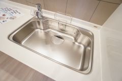 広々としたステンレスシンクには、洗剤やスポンジを収納出来るラック付き。