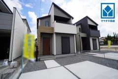 大通りから住宅街に入った一戸建ての多いエリア。落ち着いた雰囲気で快適な生活を送れます。