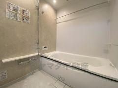 1日の疲れを癒すくつろぎのバスルーム。足を伸ばしてもゆったりと入れるサイズです。お子様と一緒にお風呂に入っても狭くないですね＾＾
