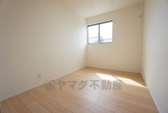 4.8帖。採光を確保した明るい室内は、風通しも良く、大変居心地の良い空間となっております。日当たりがよく、子供部屋としての利用もおすすめ。