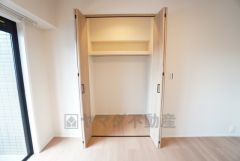 洋室にはハンガーパイプ付きのクローゼットが設けられています。たっぷり収納できるので衣替えの心配もいりませんね＾＾