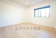 こちらの洋室は木の温もりがやさしいフローリングとシンプルなクロスです＾＾クローゼット付きで収納も安心＾＾