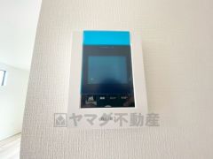 防犯はもちろん、セールスマン対策にもなるモニター付きインターホンです。お子さん1人での留守番時にも活躍しそうです。