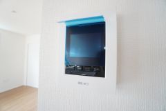 防犯はもちろん、セールスマン対策にもなるモニター付きインターホンです。 来訪者の顔が見えるので安心ですね＾＾