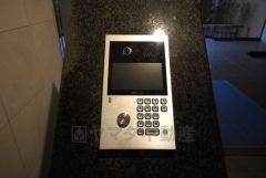 オートロックは、外部の人が自由に建物内に出入りできないため、不審者の侵入防止効果があります。