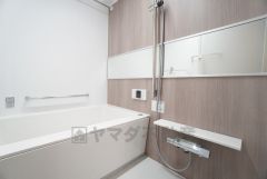 1日の疲れを癒すくつろぎのバスルーム。足を伸ばしてもゆったりと入れるサイズです。お子様と一緒にお風呂に入っても狭くないですね＾＾