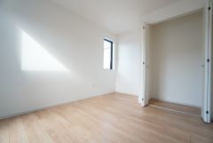 暖かい日差しが差し込む洋室。たっぷり収納できるクローゼット付きでお部屋の中をすっきりと快適に保てます。
