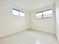2面採光を確保した明るい室内は、風通しも良く、大変居心地の良い空間となっております。日当たりがよく、子供部屋としての利用もおすすめ。