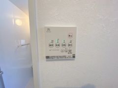 雨の日の洗濯も安心できる浴室暖房乾燥機付き浴室。リモコンで操作もボタン1つで簡単。