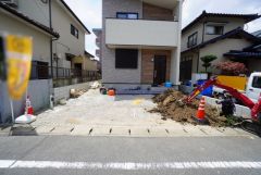 カースペースは並列2台分を確保＾＾マイカー用に、お客さま用に、余裕を持ってご利用いただけます。