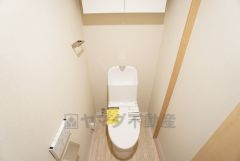 ウォシュレット、暖房便座、節電・節水機能など、使い勝手のよい高機能トイレです。 上部には収納棚が付いています＾＾