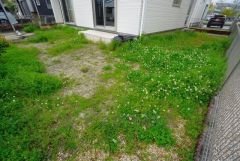 お庭付き＾＾日光浴やガーデニングはもちろん、お子さまの外遊びの場としても＾＾リビングからも様子が見守れるので安心です＾＾