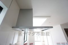 お手入れが簡単なスリム型レンジフードです。調理により発生する油煙や臭いを吸い込み、屋外へ排気してくれます。