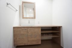 三面鏡にハンドシャワー付きで使いやすい洗面台です＾＾鏡裏と洗面ボウル下に収納付きの洗面台なので、整理整頓ができスッキリと使えます＾＾