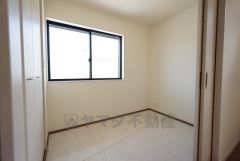 リビング隣には、ホッとできる和室を用意。客間としてはもちろん、お子様のお昼寝スペースや書斎としても活躍してくれそうです＾＾