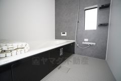 1日の疲れを癒すくつろぎのバスルーム。足を伸ばしてもゆったりと入れるサイズです。お子様と一緒にお風呂に入っても狭くないですね＾＾