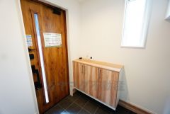 玄関扉にスリットのある明るい玄関です＾＾たっぷり収納できるシューズボックス付きなので、家族全員の靴がきれいに整頓できます。